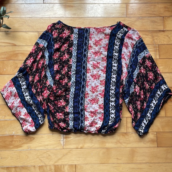 inTu small 1/2 sleeve crop top - Picture 2 of 3